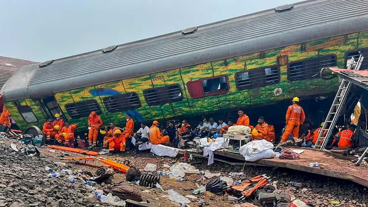 बालासोर ट्रेन हादसे के बाद रेलवे ने 84 ट्रेनों को किया रद्द, कई का बदला